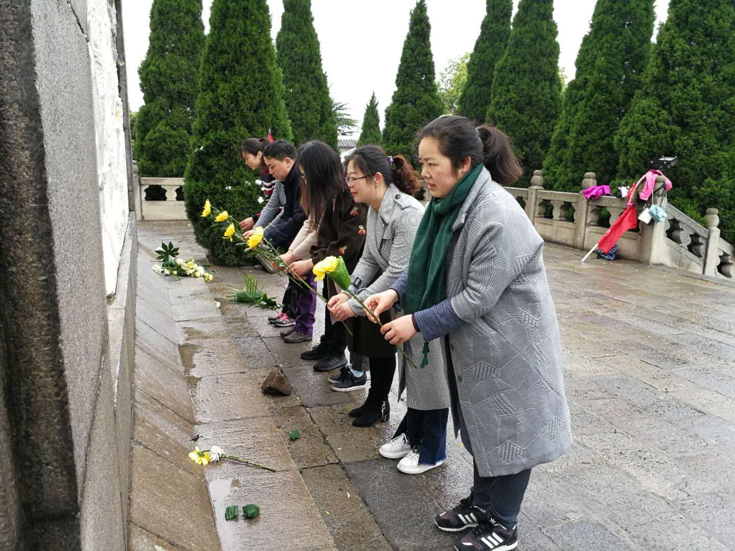 清明四支部扫墓.jpg 清明四支部扫墓.jpg