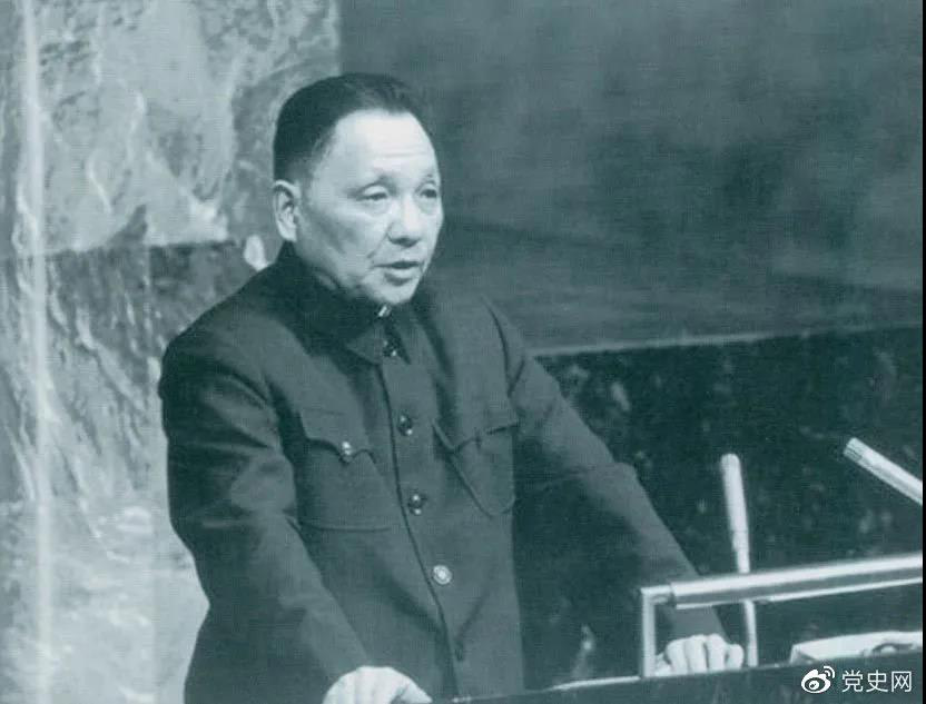 1974年4月10日,邓小平在联合国大会第六届特别会议上发言。