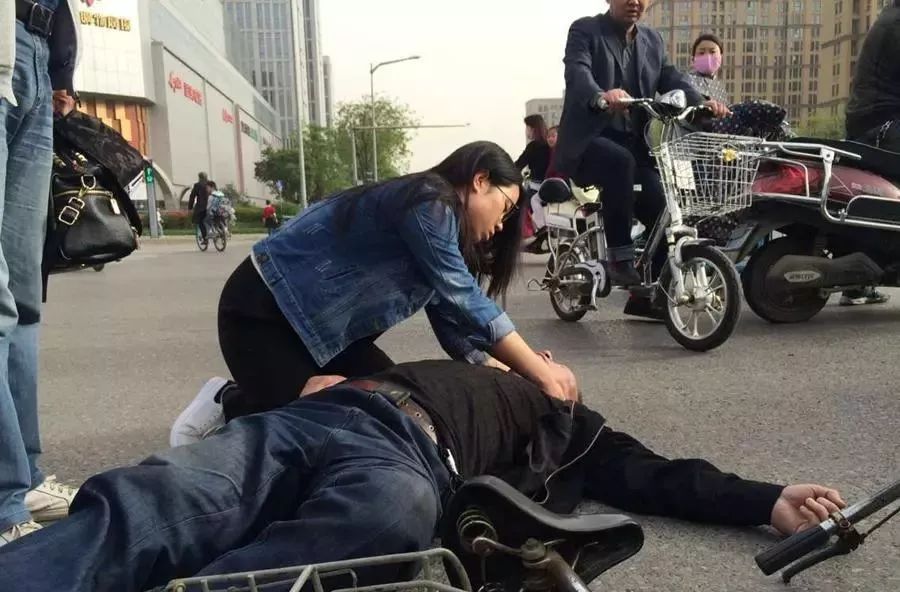 解密！3路公交车男孩晕倒之谜！