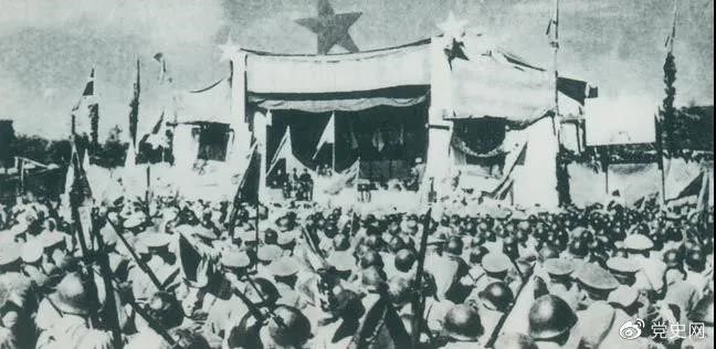 1950年5月19日,人民解放军解放舟山群岛。图为舟山军民举行庆祝解放大会。