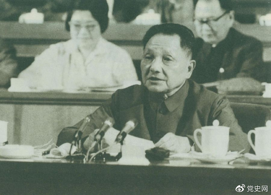 1977年8月18日,邓小平在中国共产党第十一次全国代表大会的闭幕会上提出:“一定要恢复和发扬毛主席为我们党树立的实事求是的优良传统和作风。”