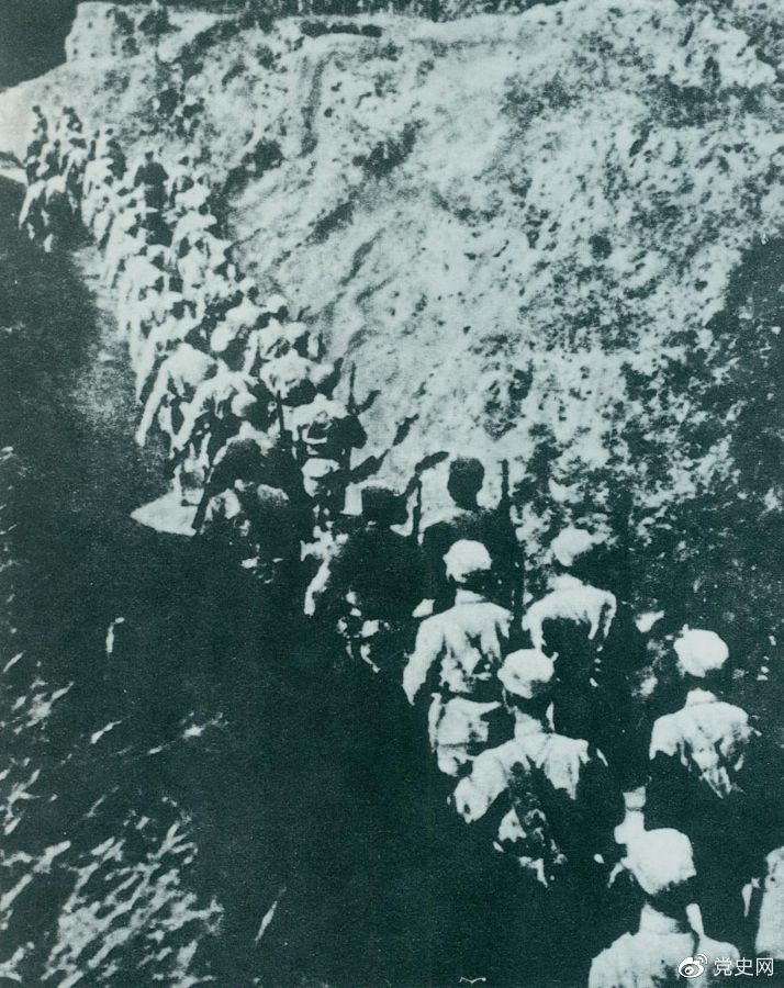 1937年9月25日,八路军第一一五师主力在晋东北取得平型关大捷,歼灭日军1000余人,打破了日军“不可战胜”的神话。图为向平型关挺进的第一一五师。