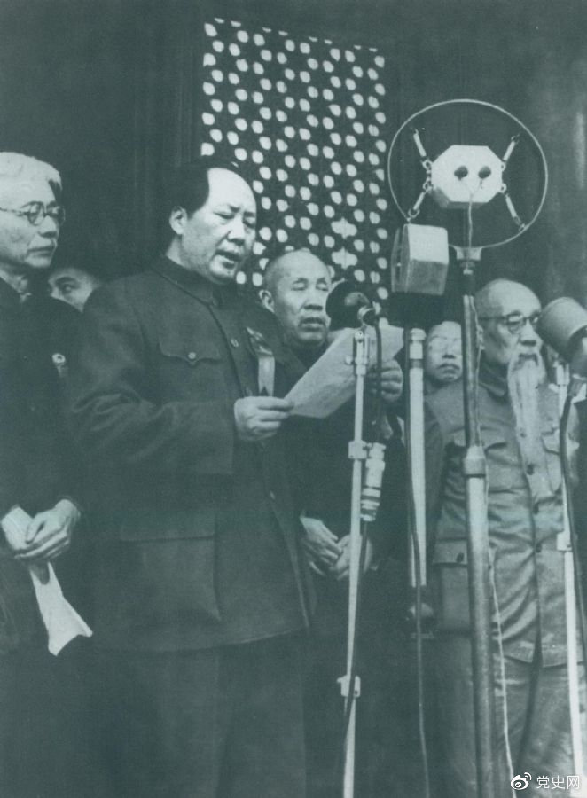 开国大典。1949年10月1日,毛泽东在天安门城楼上庄严宣告:中华人民共和国成立了!