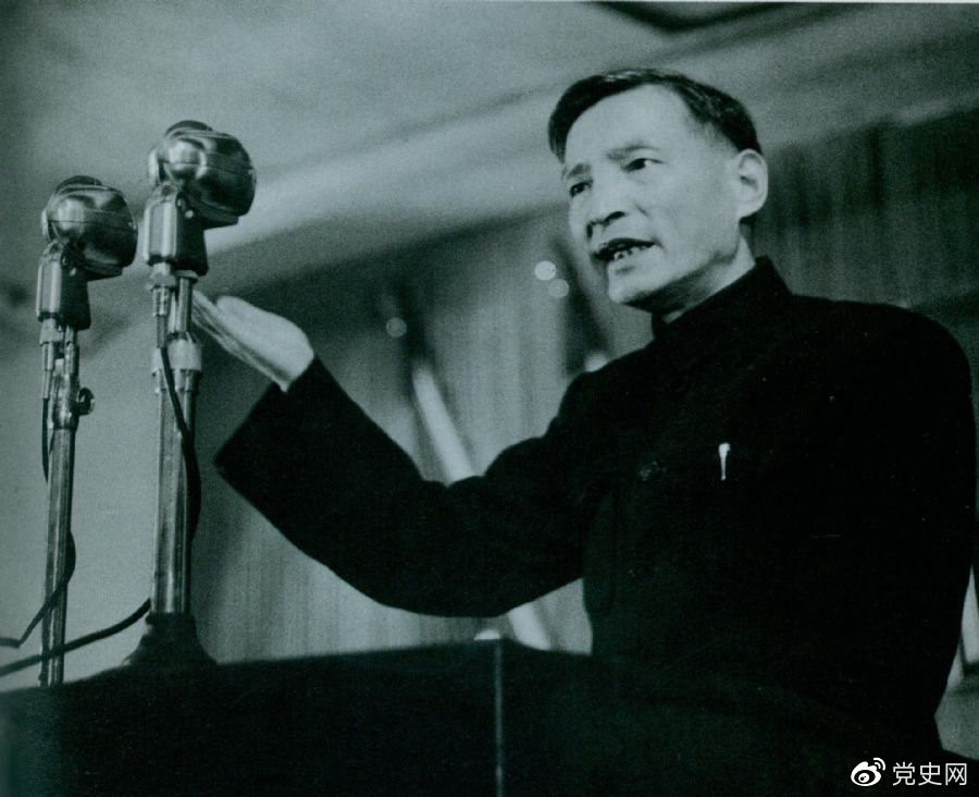 1951年10月,陈云在全国政协一届三次会议上作财经工作报告。